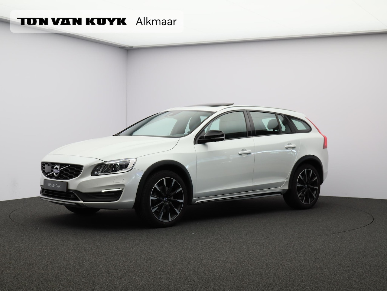 Volvo V60 Cross Country - 2.0 T5 Polar+ / Lederen bekleding / Schuif-kantel dak / Standkachel / Elektrisch bedienbar - AutoWereld.nl