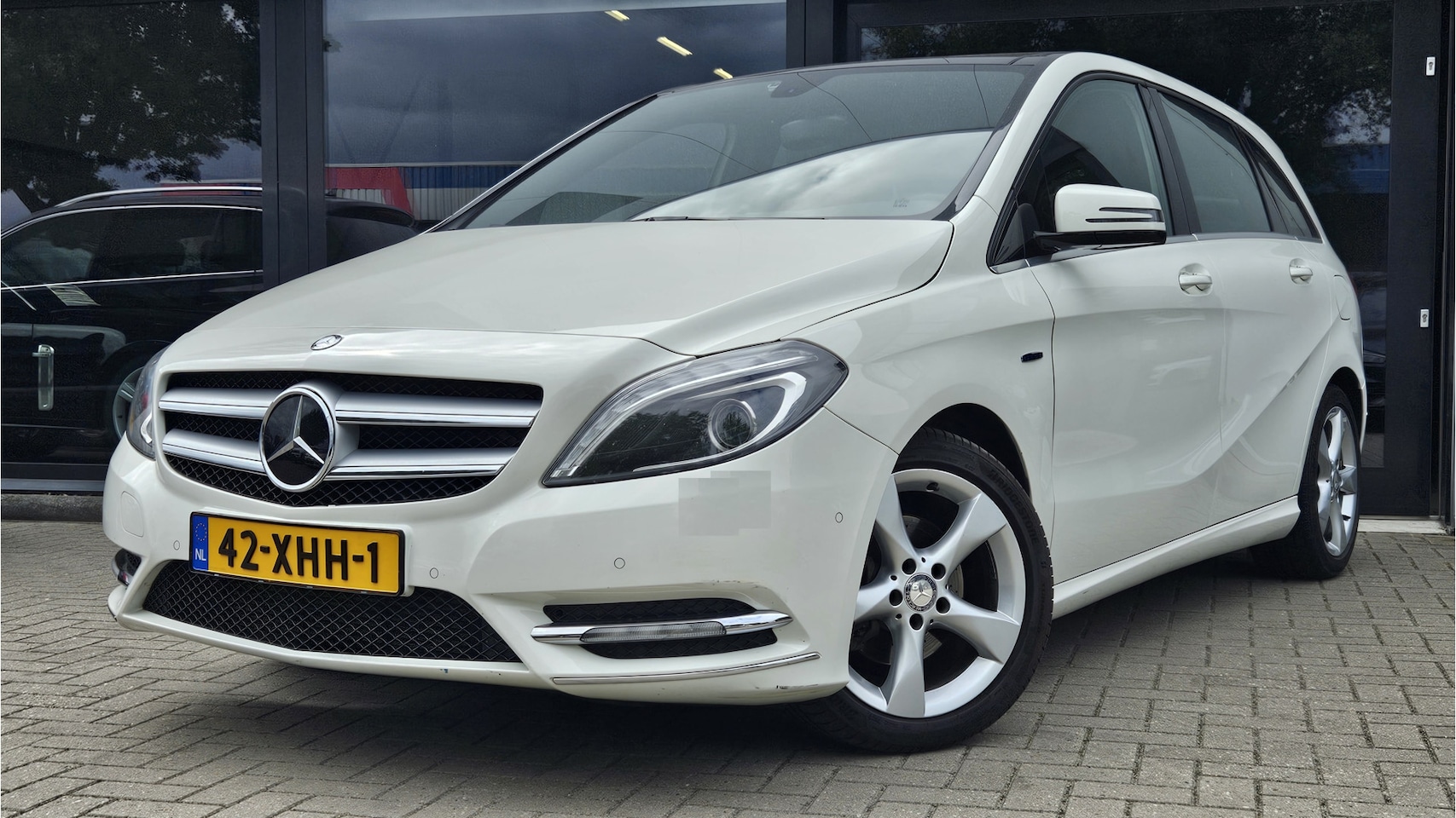 Mercedes-Benz B-klasse - 180 Ambition + PANO DAK + XENON + VOLLEER + NAVIGATIE - AutoWereld.nl