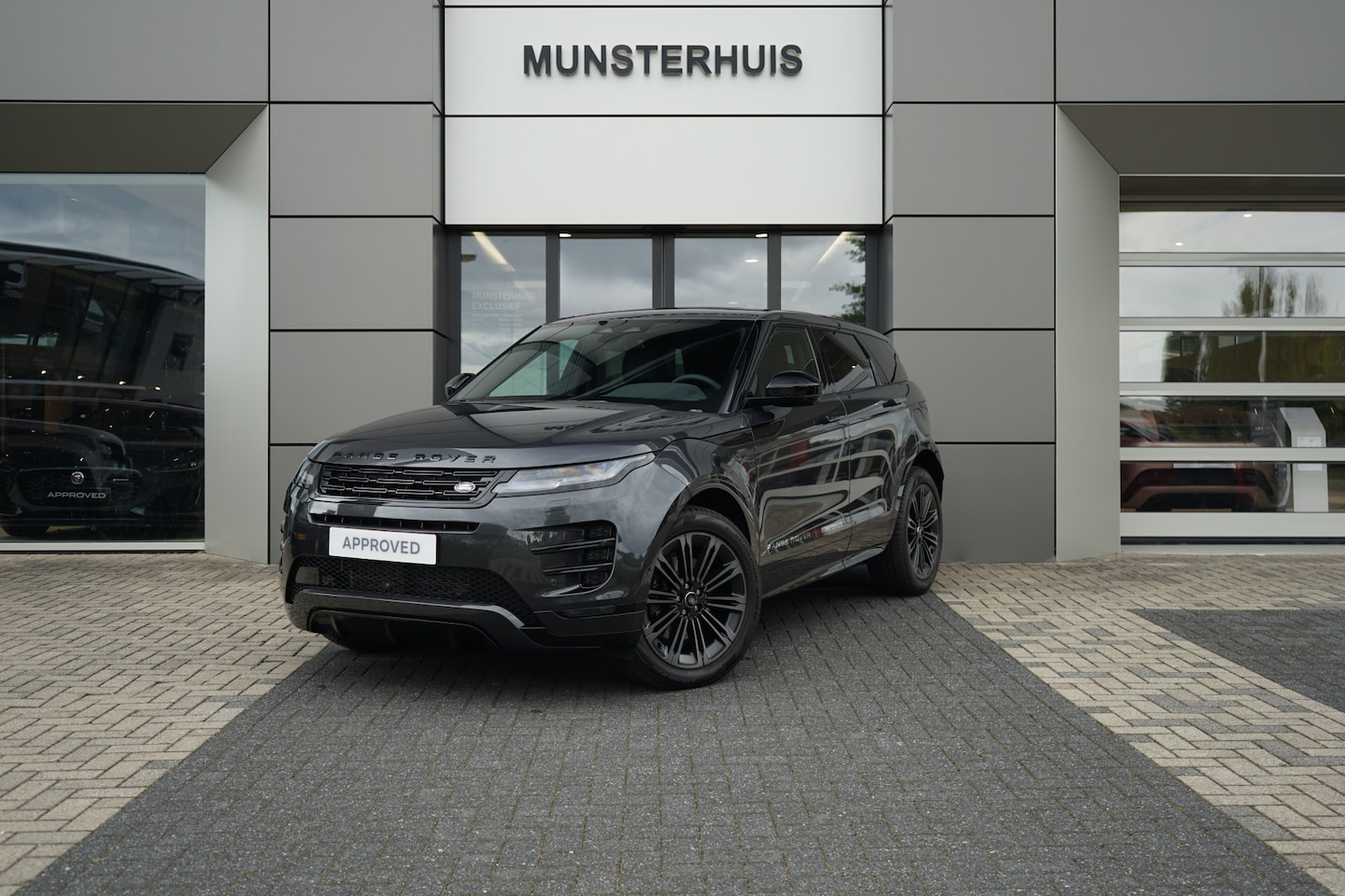 Land Rover Range Rover Evoque - P270e PHEV AWD Graphite Edition | Schuif/Kantel dak | Voorstoelen / Achterbank verwarmd | - AutoWereld.nl