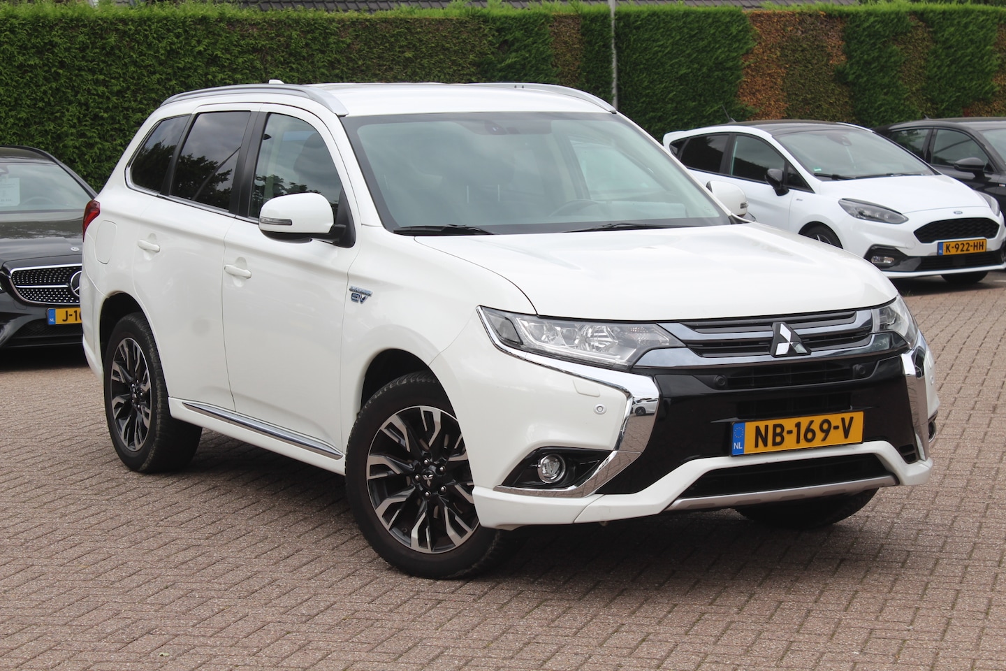 Mitsubishi Outlander - 2.0 PHEV Premium / Camera / Leder&Alcantara / Keyless / 18'' / Dodehoek / DAB / Navigatie - AutoWereld.nl