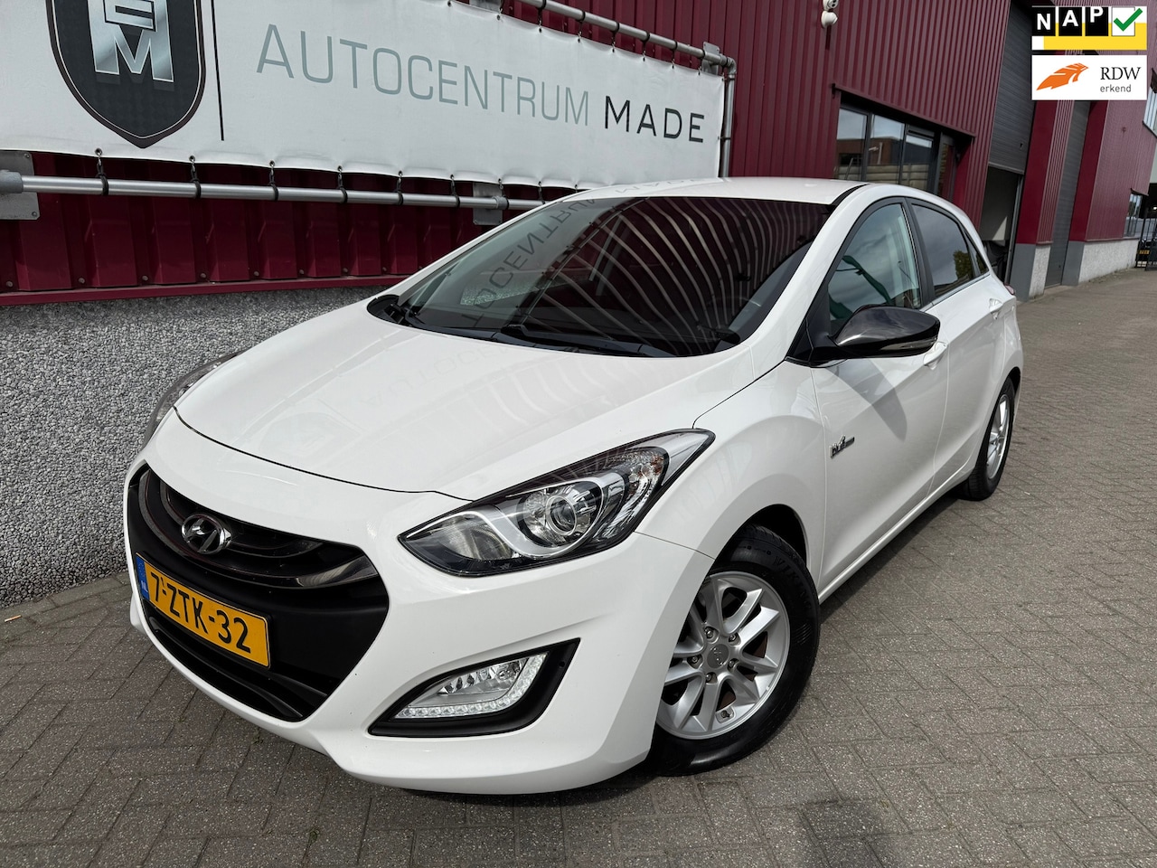 Hyundai i30 - 1.6 GDI Go! // Clima // PDC // Cruise C // Navi - AutoWereld.nl
