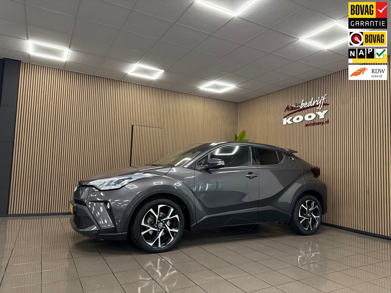 Toyota C-HR - 1.8 Hybrid Active * Carplay / LED / Camera / LM Velgen * - AutoWereld.nl
