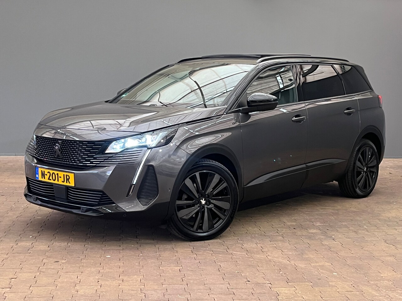Peugeot 5008 - 1.6 PureTech Blue Lease GT 180PK | Panoramadak | Black Pack | Lederen bekleding | 360° Cam - AutoWereld.nl