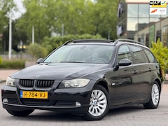 BMW 3-serie Touring - 318i High Executive | Automaat | Panoramadak | Leder stoelen | Navigatie | Parkeersensoren