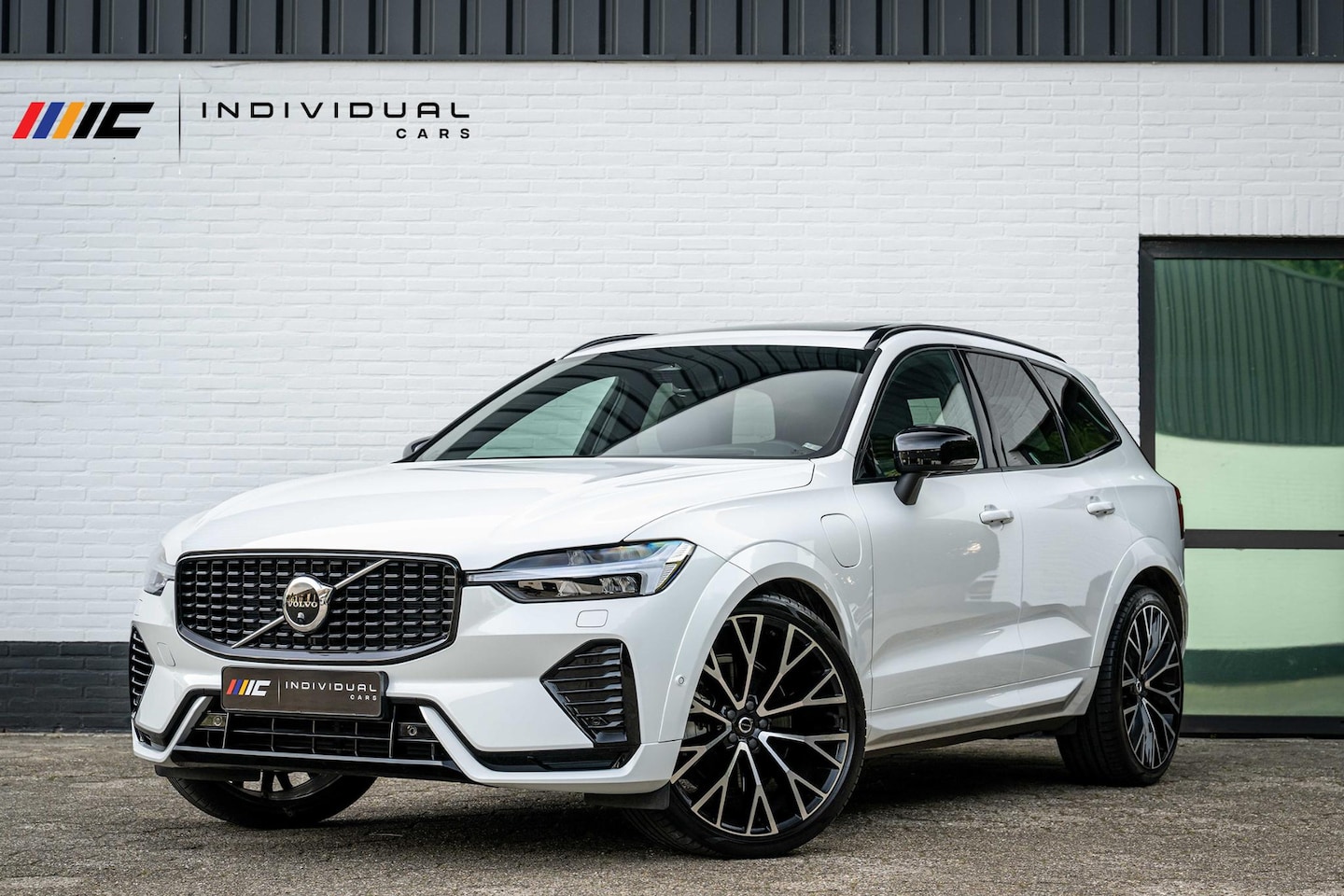 Volvo XC60 - 2.0 T6 AWD R-Design 398pk Luchtvering 22'' Pano - AutoWereld.nl