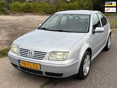 Volkswagen Bora - 1.6 Trendline ECC Audio-CD/MP3 Sportstoelen Electric pakket ABS EBD LMV 16" Trekhaak Deale