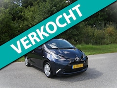 Toyota Aygo - 1.0 VVT-i x-play . 5 Drs . Airco . Cruiscontrol . Achteruit rijcamera . enz
