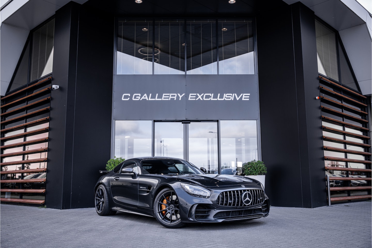 Mercedes-Benz AMG GT - 4.0 R - Manufaktur Magnetiet zwart | Carbon | Burmester | Alcantara - AutoWereld.nl