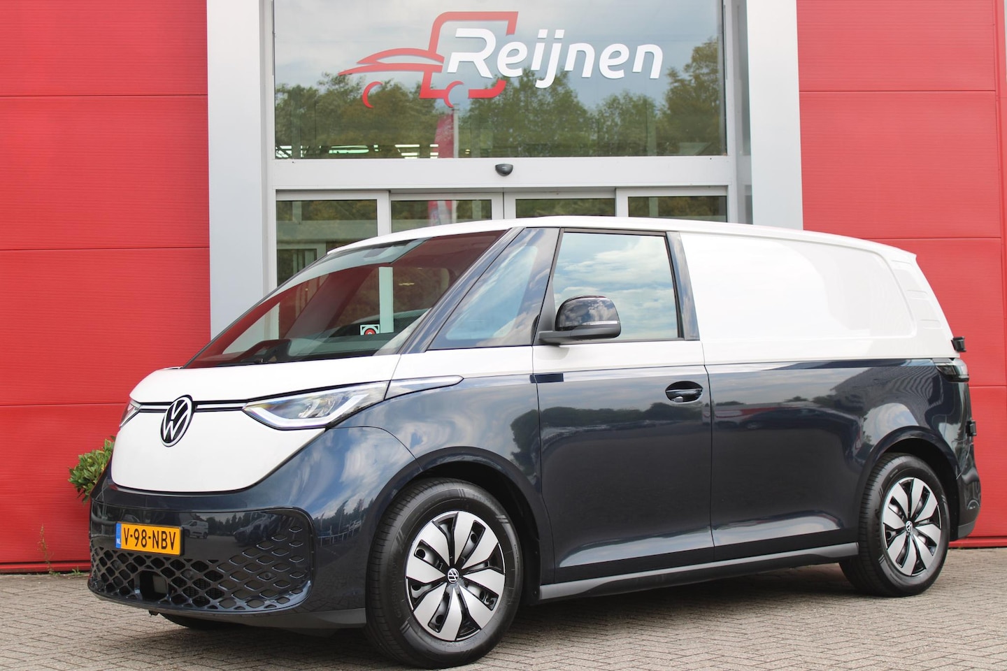 Volkswagen ID. Buzz Cargo - 79 kWh | TREKHAAK ELEKTRISCH WEGKLAPBAAR | LAADRUIMTE PAKKET | STOEL/VOORRUIT VERWARMING | - AutoWereld.nl