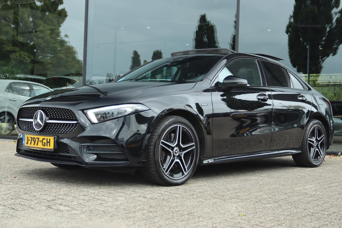 Mercedes-Benz A-klasse - 250E BUSINESS SOLUTION AMG LIMITED | PANO | KEY-LESS | CARPLAY | TREKHAAK | CAMERA | MEMOR - AutoWereld.nl
