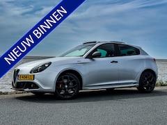 Alfa Romeo Giulietta - 1.4 Turbo Sport | Panoramadak | Camera | 18" Velgen | Carplay Let op, rijdende auto. Niet