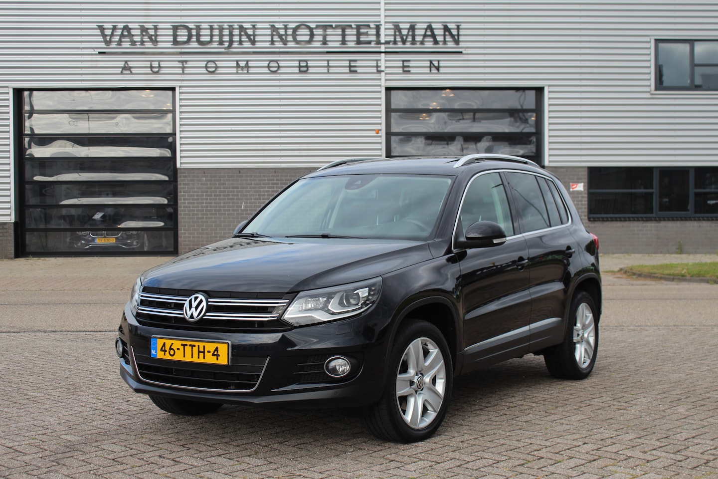 Volkswagen Tiguan - 1.4 TSI Sport&Style / Panoramadak / Navigatie / Xenon / N.A.P. - AutoWereld.nl