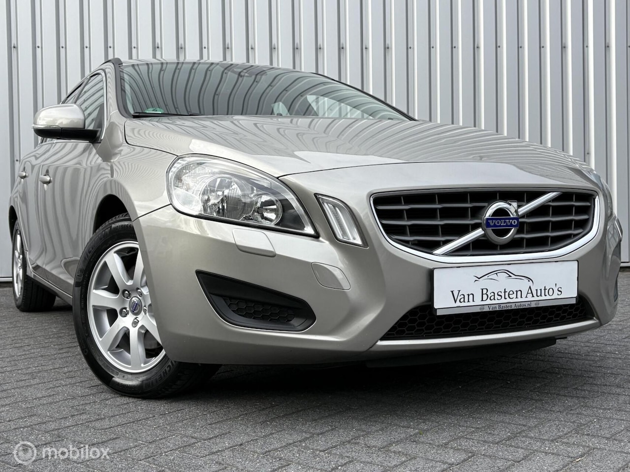 Volvo V60 - 1.6 T3 Momentum | 150pk | Dealer onderhouden | 11 | PDC | Clima | Bluetooth | Volledige hi - AutoWereld.nl