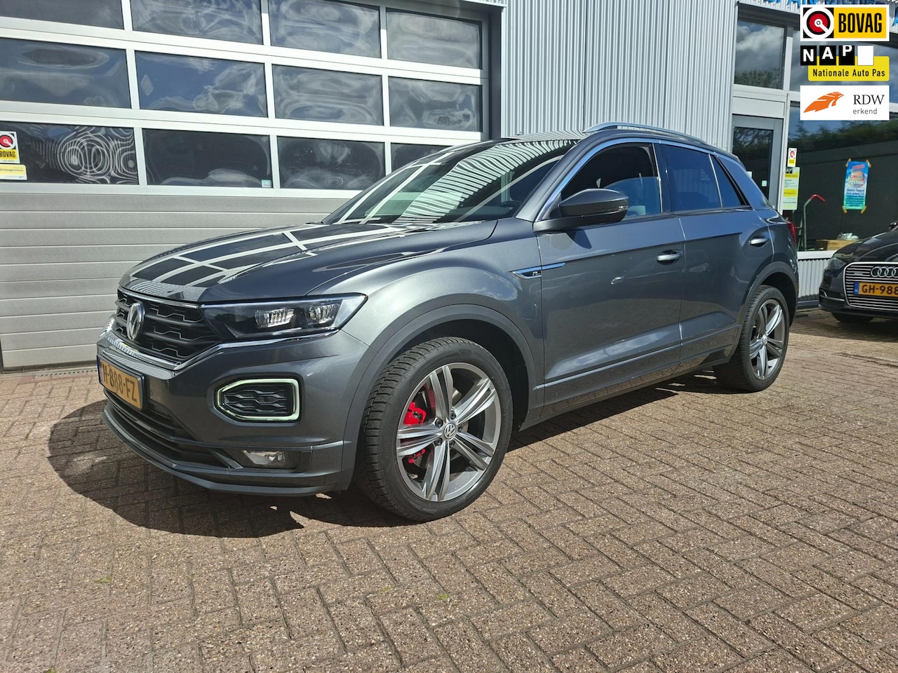 Volkswagen T-Roc - 1.5 TSI R Line Sport Business Apple car Lane asist Trekhaak - AutoWereld.nl
