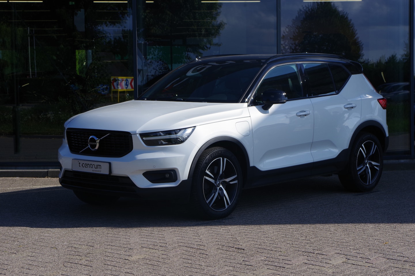 Volvo XC40 - 1.5 T5 262 PK Recharge R-Design PHEV, Trekhaak, Adap. Cruise Control, Winterpakket, LED - AutoWereld.nl