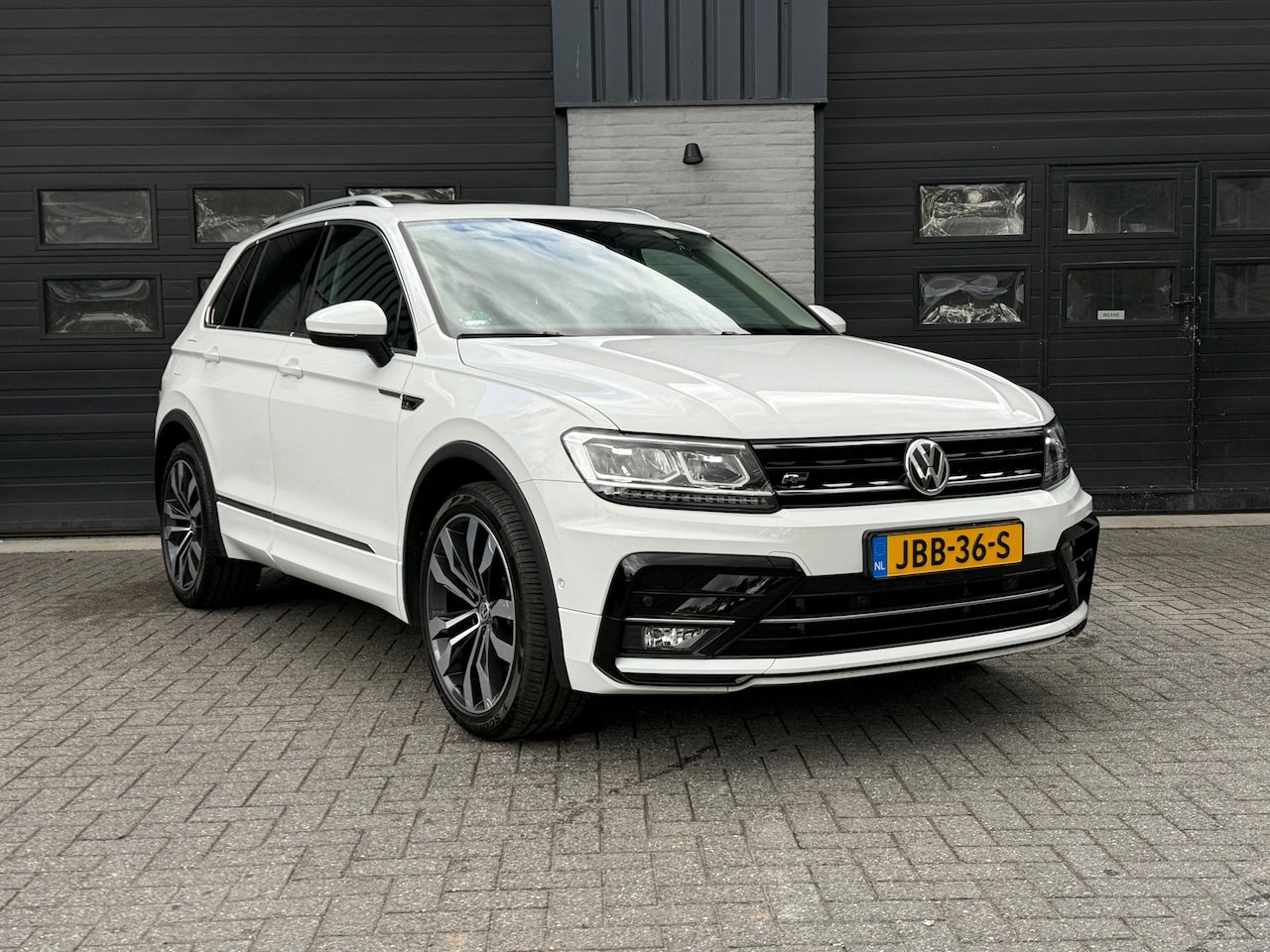 Volkswagen Tiguan - 2.0 TSI 4Motion Highline Business R 2.0 TSI 4Motion Highline Business R, Trekhaak, Massage stoelen - AutoWereld.nl