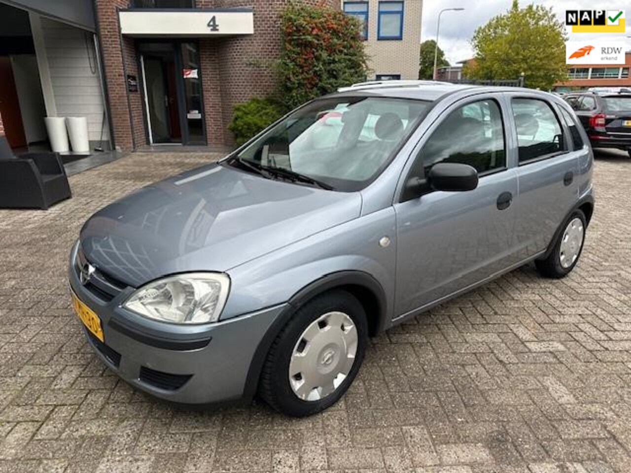 Opel Corsa - 1.2-16V Essentia 1.2-16V Essentia, bj.2003,grijs,5 deurs,airco,APK tot 10/2026 en NAP met 221140 km.stuurbe - AutoWereld.nl