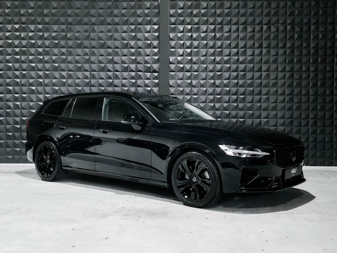 Volvo V60 - 2.0 T8 AWD Ultra Dark All Black | B&W | Massage | Topv. | Pano | - AutoWereld.nl