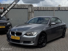 BMW 3-serie Coupé - 320i High Executive -NAVI-CARPLAY- *NWE KETTING