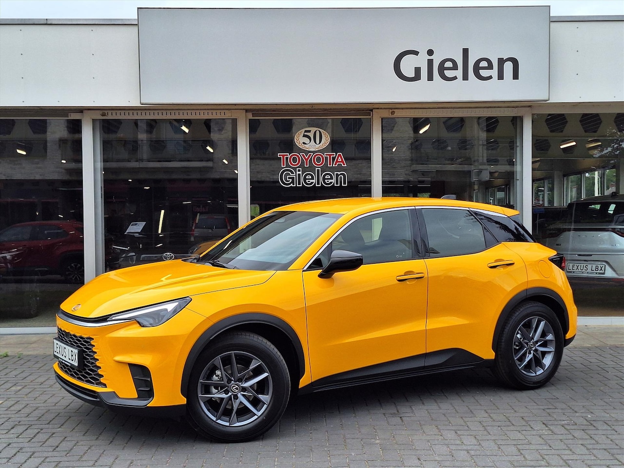 Lexus LBX - 1.5 Comfort & Safety Pack | Dodehoekherkenning, Parkeersensoren, Keyless, Stoelverwarming - AutoWereld.nl