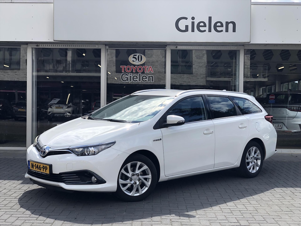 Toyota Auris - 1.8 Hybrid Dynamic Ultimate | Climate control, Stoelverwarming, Navigatie, Achteruitrijcam - AutoWereld.nl