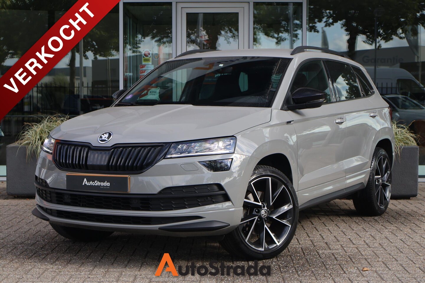 Skoda Karoq - 1.5 SportLine TSI ACT 150pk | LED | Navi | Camera | Virtual | Trekhaak | Climate | Keyless - AutoWereld.nl