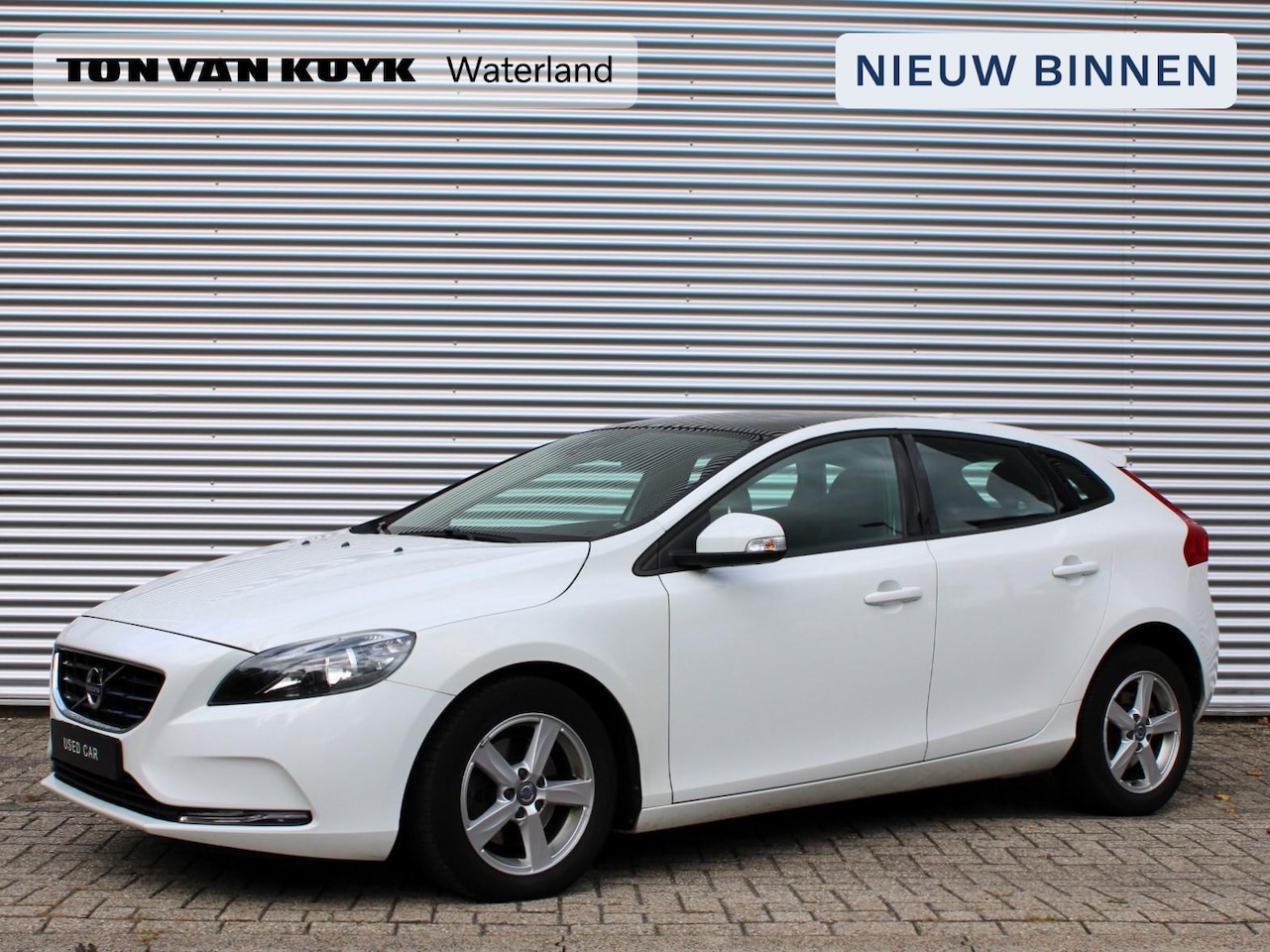 Volvo V40 - 2.0 T2 Momentum Panoramadak / PDC achter / 100% dealer onderhouden - AutoWereld.nl