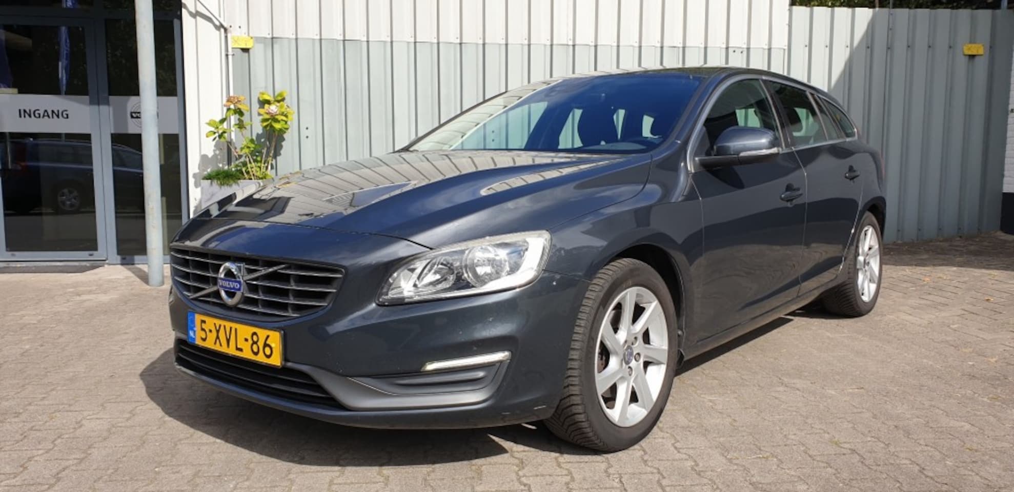 Volvo V60 - 1.6 T3 Momentum 1.6 T3 MOMENTUM - AutoWereld.nl