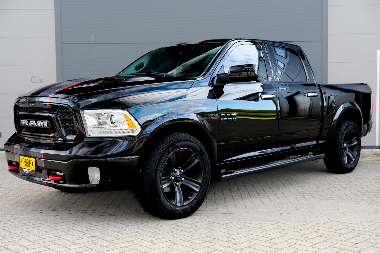 Dodge Ram 1500 - 5.7 V8 HEMI 4x4 | 401 PK | LARAMIE | BLACK-OPPS | FULL OPTION | - AutoWereld.nl