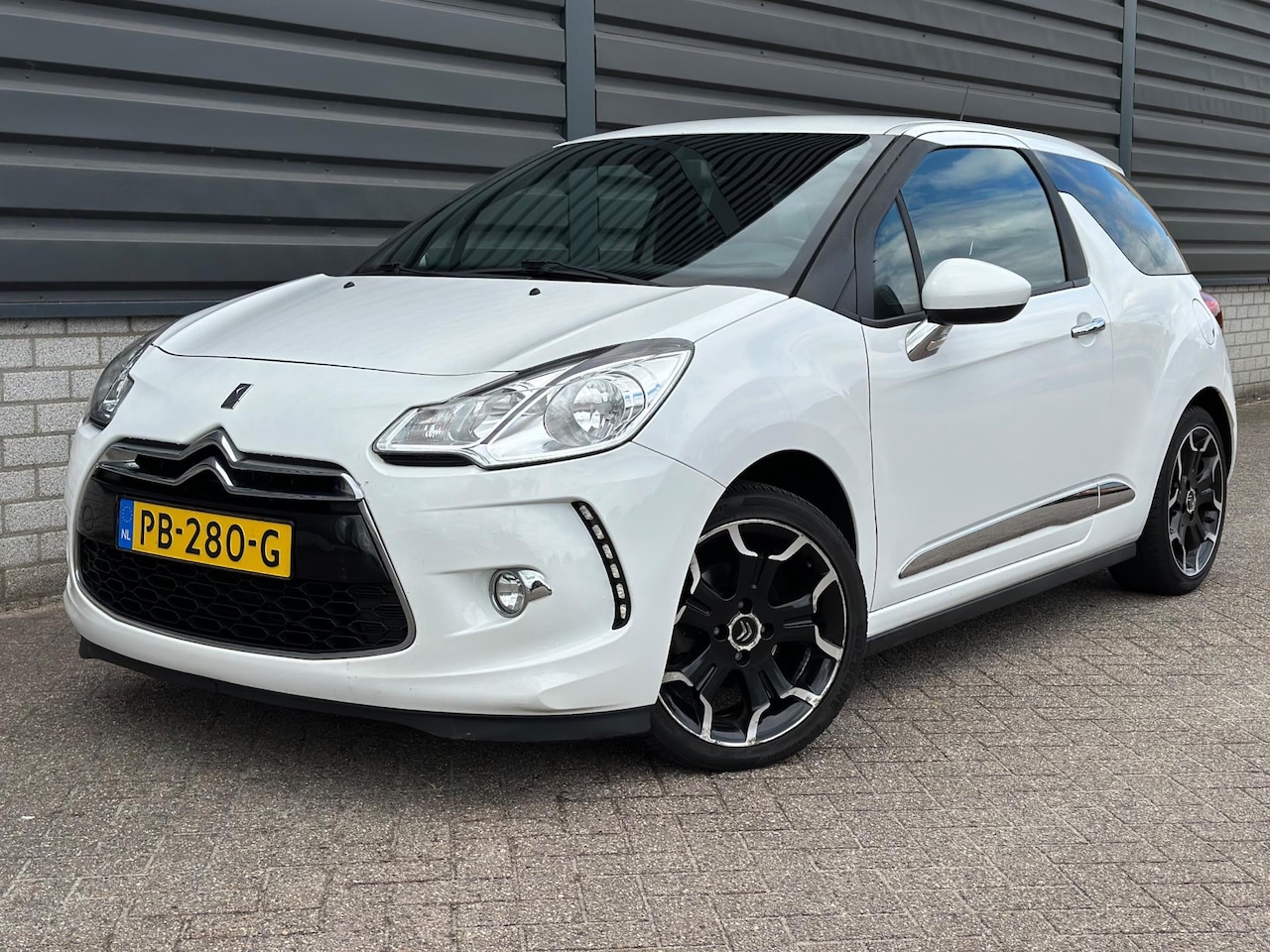 Citroën DS3 - 1.6 So Chic in black Cruise Airco Apk Sport - AutoWereld.nl