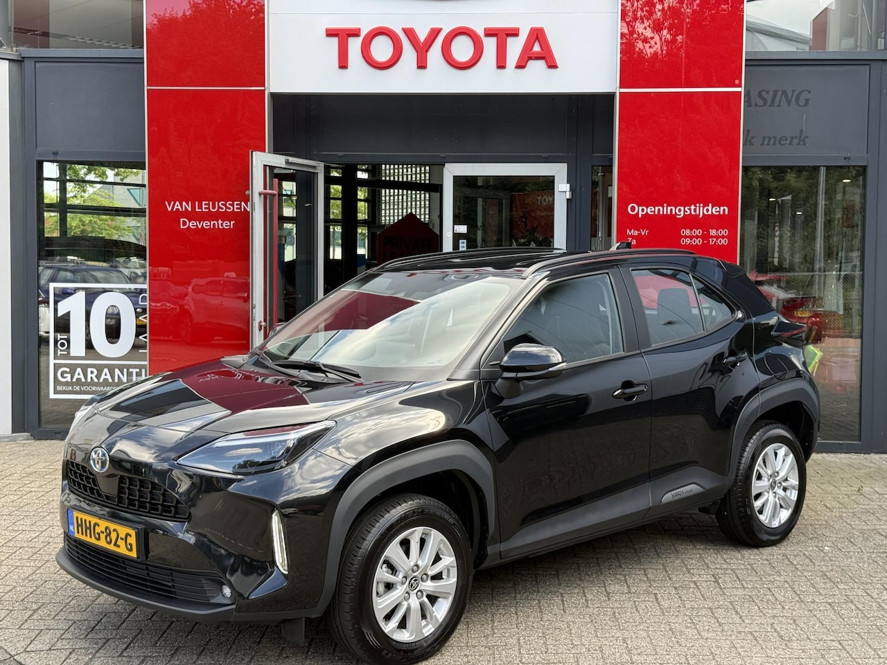 Toyota Yaris Cross - 1.5 HYBRID KEYLESS STOEL-STUUR & WISSERVERW. EL ACHTERKLEP NAVI LED VERLICHTING HEAD-UP DI - AutoWereld.nl