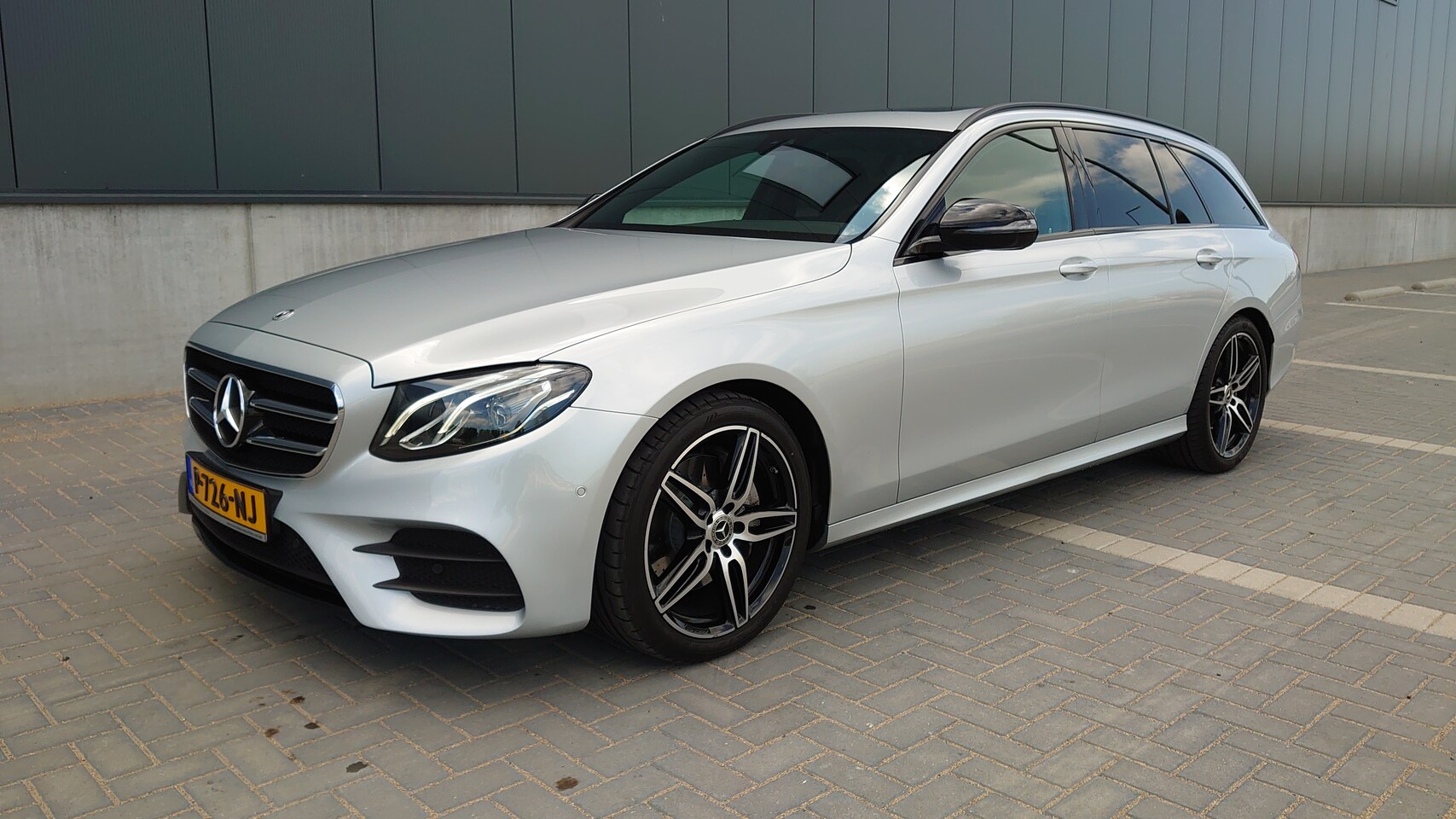 Mercedes-Benz E-klasse Estate - 200 Business Solution AMG AMG exterieur en interieur Comand Camera Schuifdak - AutoWereld.nl