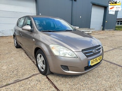 Kia Cee'd - 1.6 X-tra ( 5 Drs en Airco )