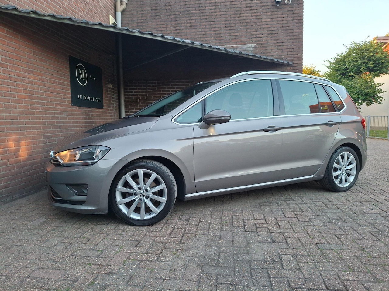 Volkswagen Golf Sportsvan - 1.4 TSI Highline 125PK / Trekhaak / Navigatie / Bluetooth / Cruise Controle / Parkeer Sens - AutoWereld.nl