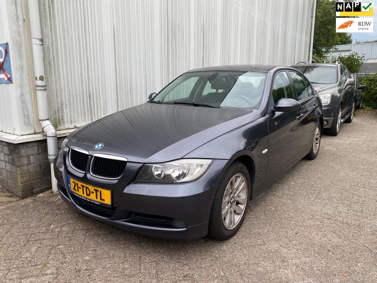 BMW 3-serie - 318i High Executive - E90 2006 - PARKEER SCHADE !! - AutoWereld.nl