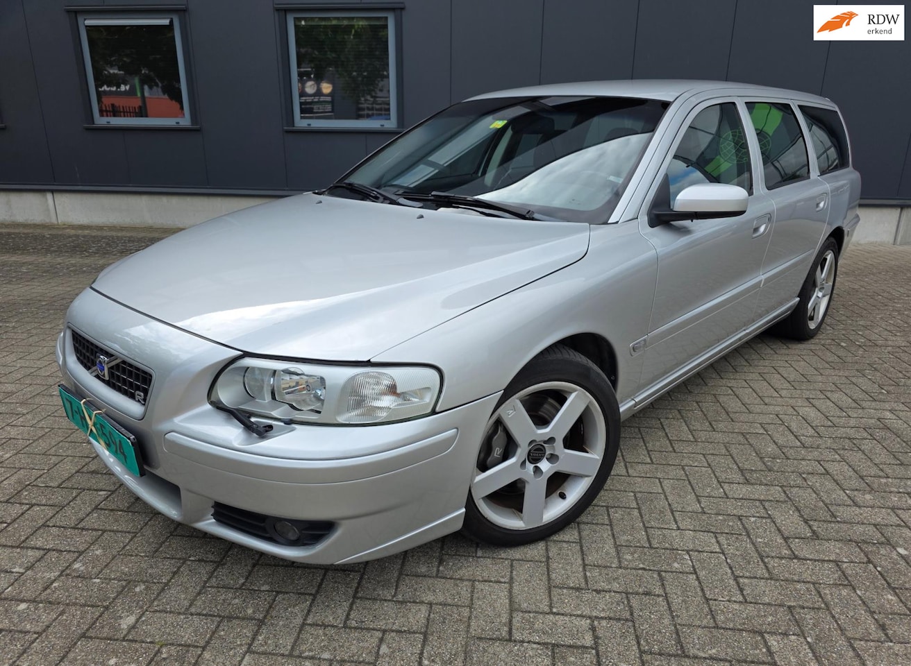 Volvo V70 - 2.5 R 2.5 R, netto ex BTW € 12.950, handgeschakeld, bijtel vriendelijk! - AutoWereld.nl