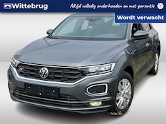 Volkswagen T-Roc - 1.5 TSI R-Line / Zwenkbare trekhaak / Full Led / 19 Inch / Camera / Keyless / Elect. achte