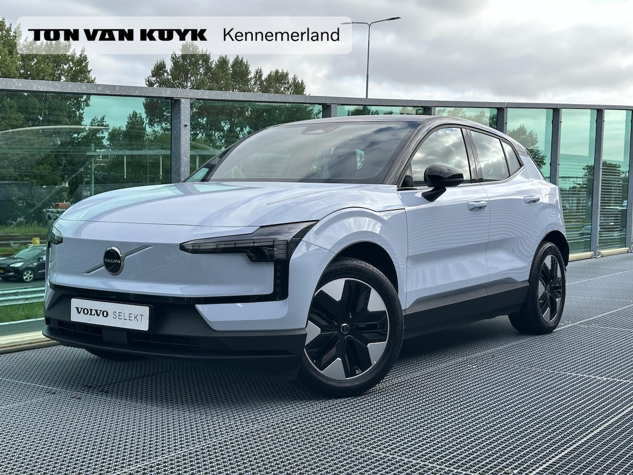 Volvo EX30 - Single Motor Plus 51 kWh Harman-Kardon Premium Soundbar, Zwart dak, Verwarmde stoelen voor - AutoWereld.nl