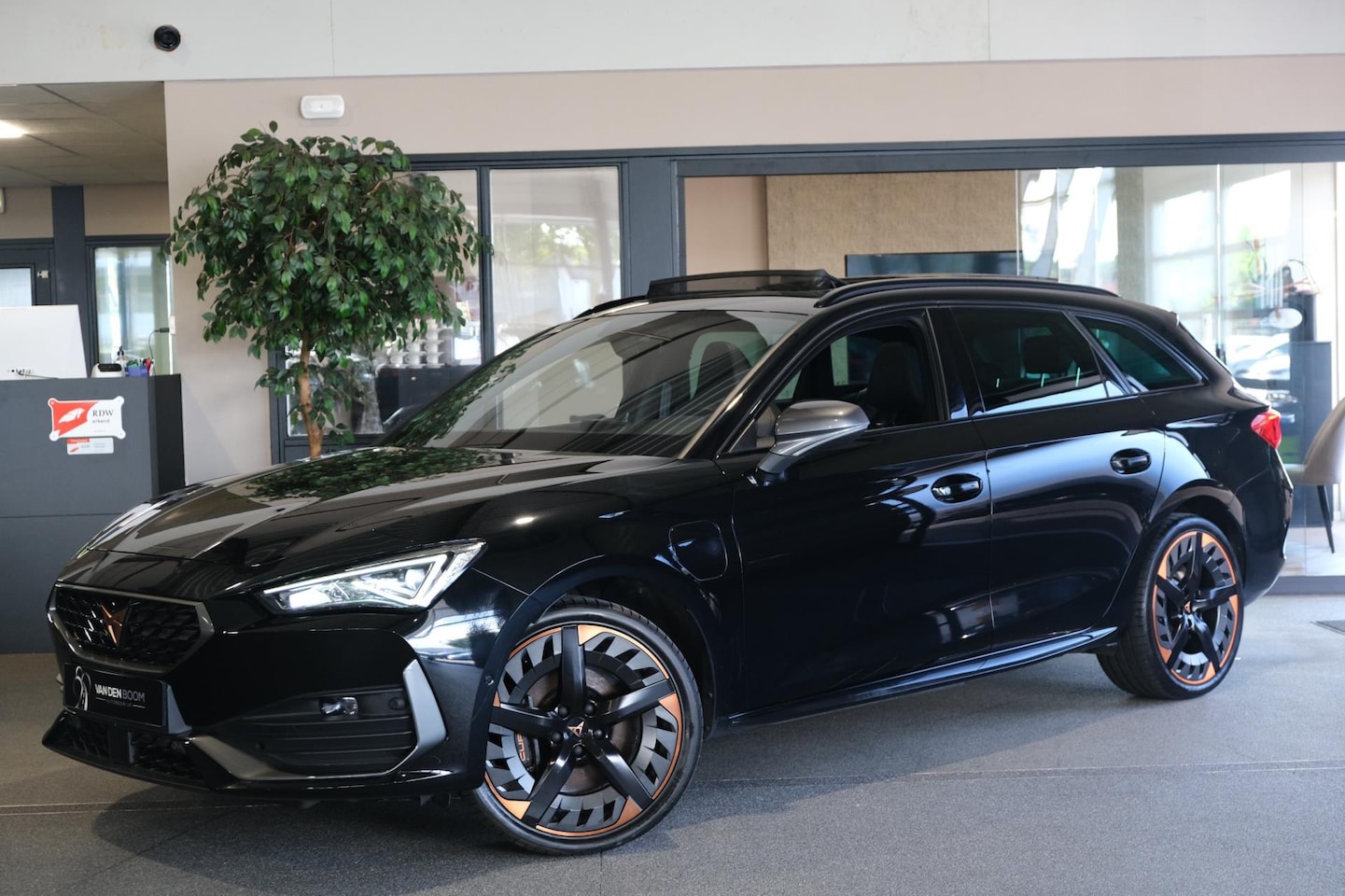 CUPRA Leon Sportstourer - 1.4 e-Hybrid VZ Copper 245PK Pano Volleder Cam Navi - AutoWereld.nl
