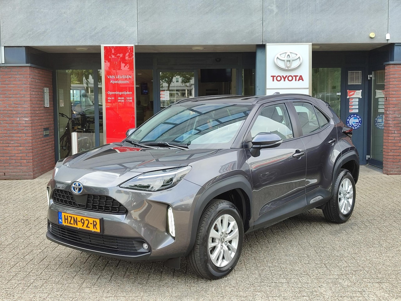 Toyota Yaris Cross - 1.5 Hybrid DYNAMIC STOEL/STUURVERW HEAD-UP EL-ACHTERKLEP NAVI KEYLESS CAMERA LM-VELGEN AD- - AutoWereld.nl