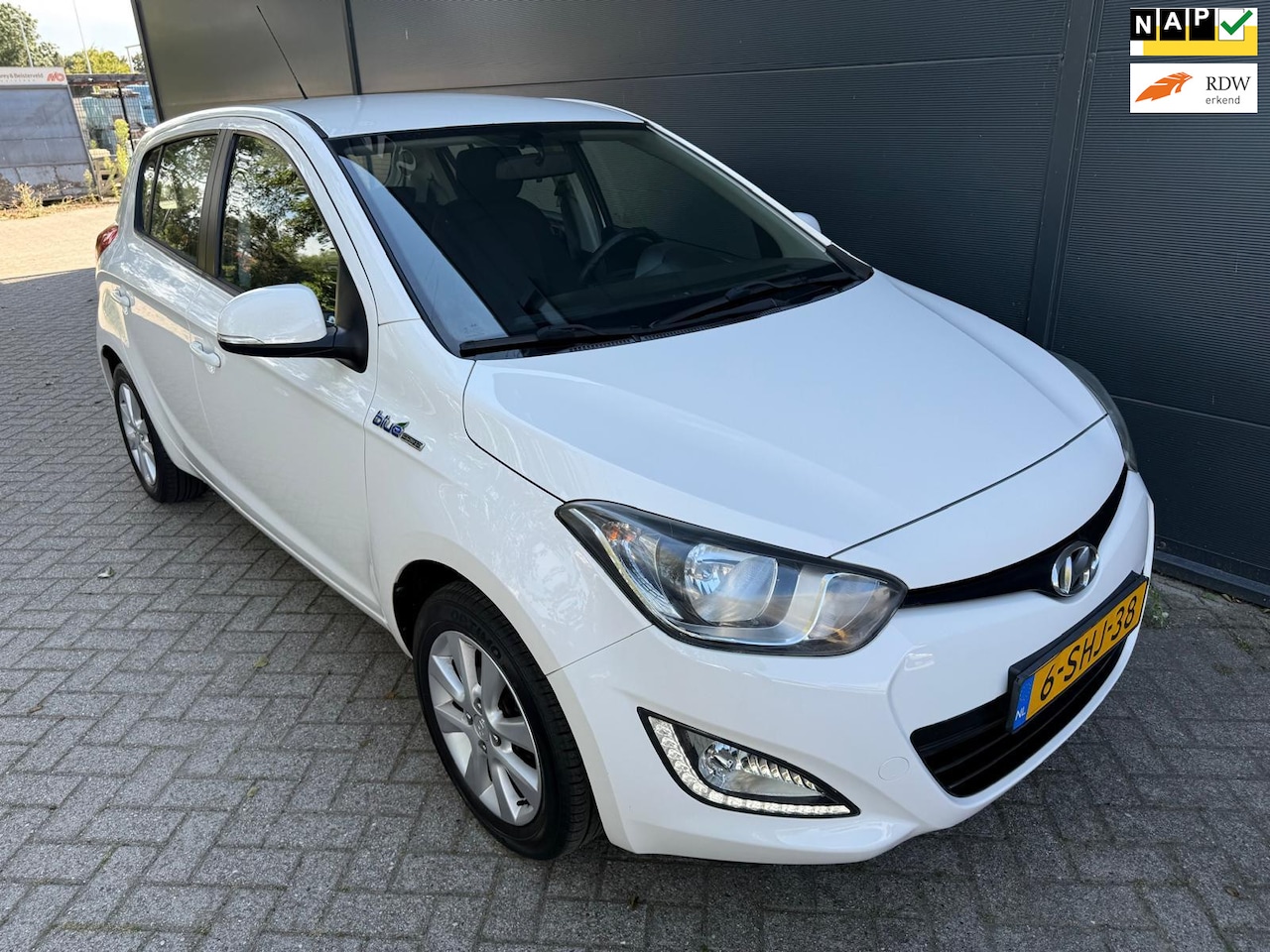 Hyundai i20 - 1.2i i-Deal/Navi/Airco/bluetooth/cruise/1 ste eigenaar/trekhaak - AutoWereld.nl