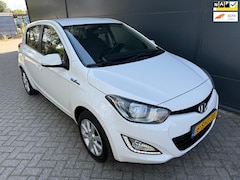 Hyundai i20 - 1.2i i-Deal/Navi/Airco/bluetooth/cruise/1 ste eigenaar/trekhaak