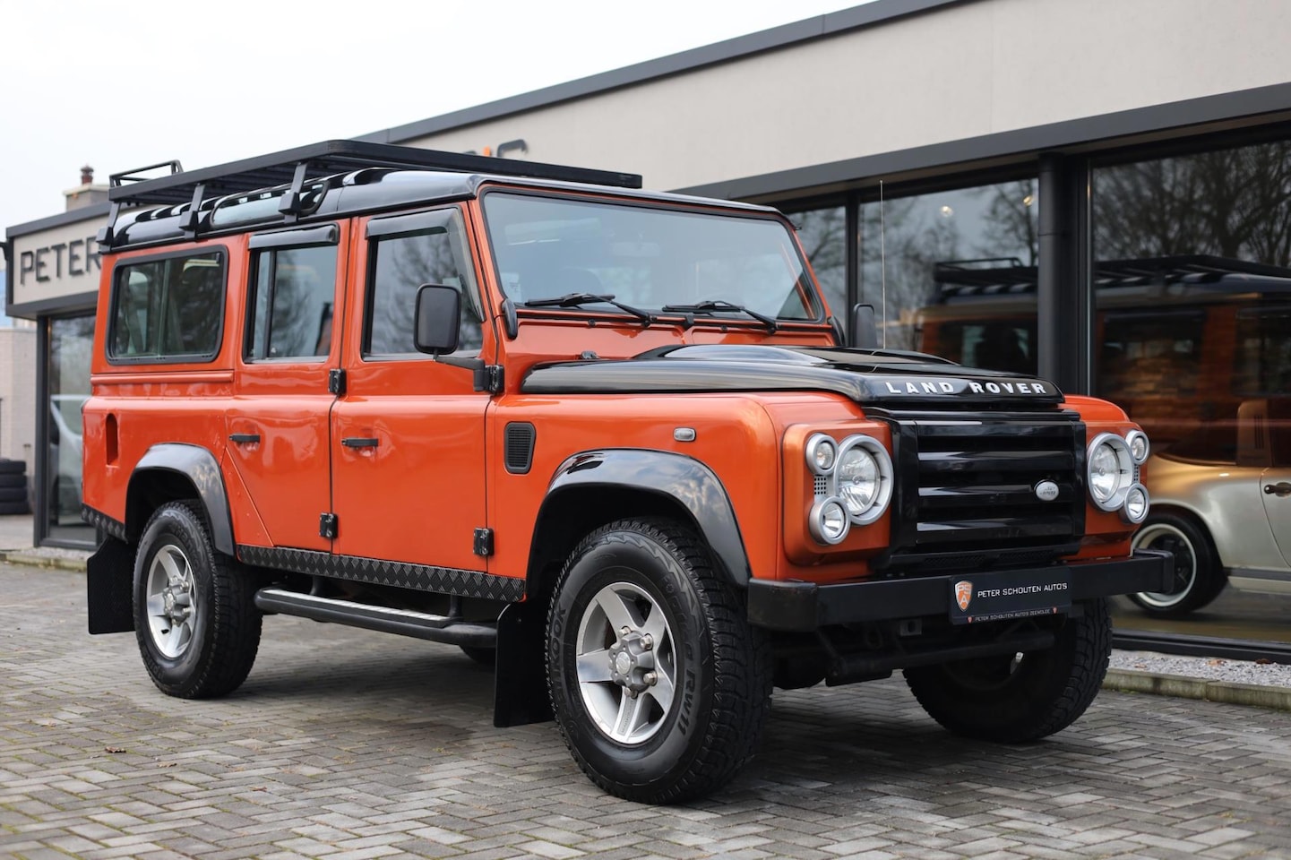 Land Rover Defender 110 - TD4 SW Fire Edition 7-Persoons | Airco | Leder | Roofrack - AutoWereld.nl