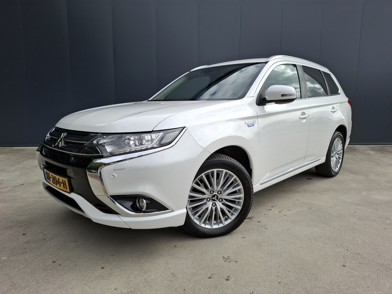 Mitsubishi Outlander - 2.0 PHEV Executive Edition CAMERA NAVI TREKHAAK METALLIC - AutoWereld.nl