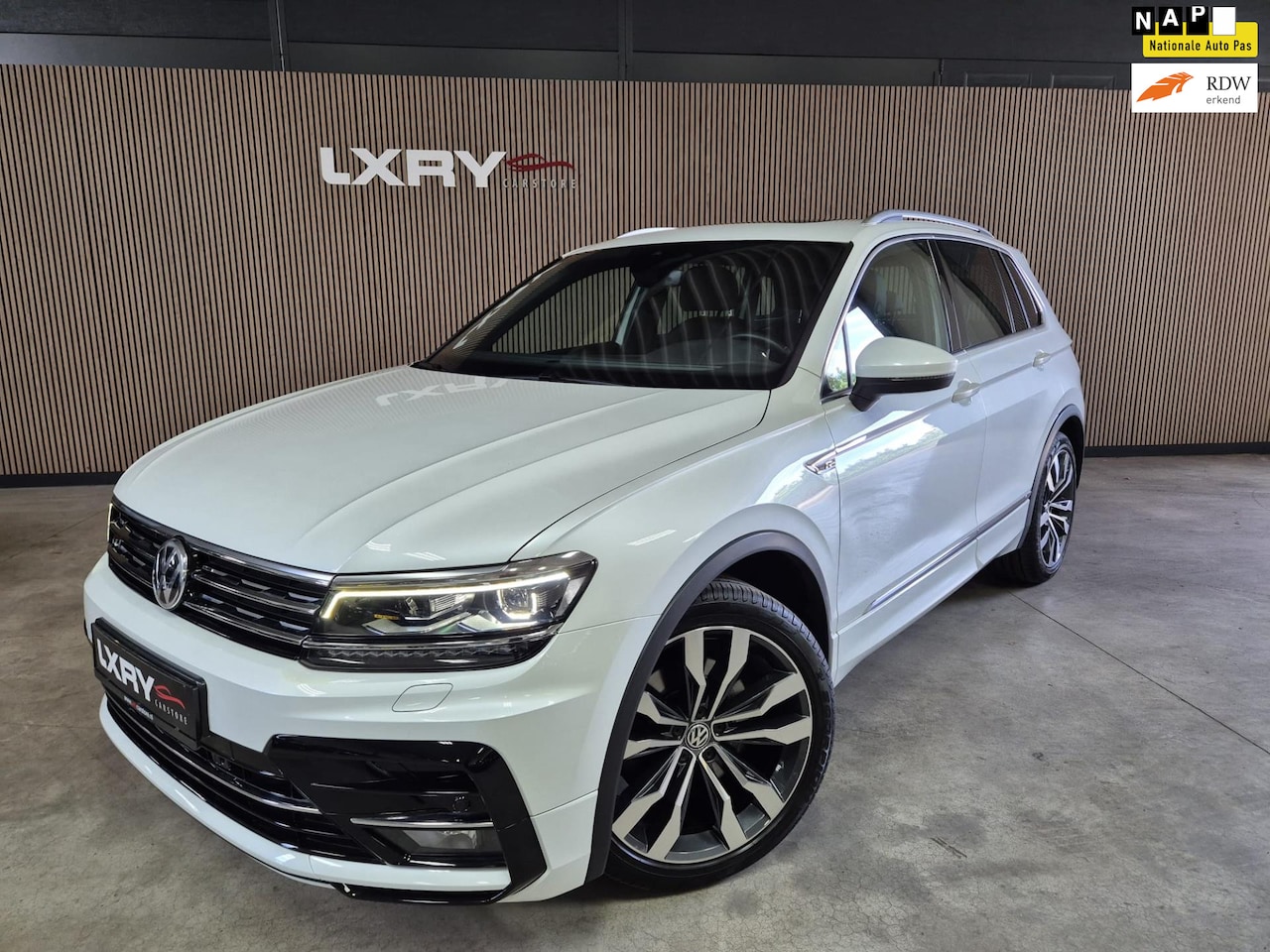 Volkswagen Tiguan - 2.0 TSI 4Motion Highline Business R-Line | Navi | Clima | Pano | Digitaal Cockpit | - AutoWereld.nl