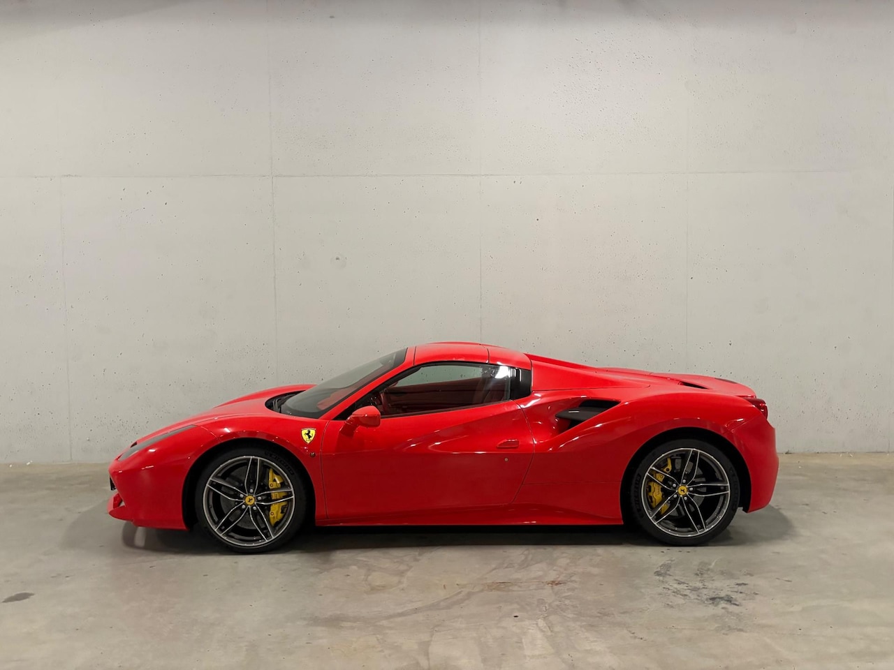 Ferrari 488 - 3.9 Spider HELE Passenger Display Lift Carbon Camera - AutoWereld.nl