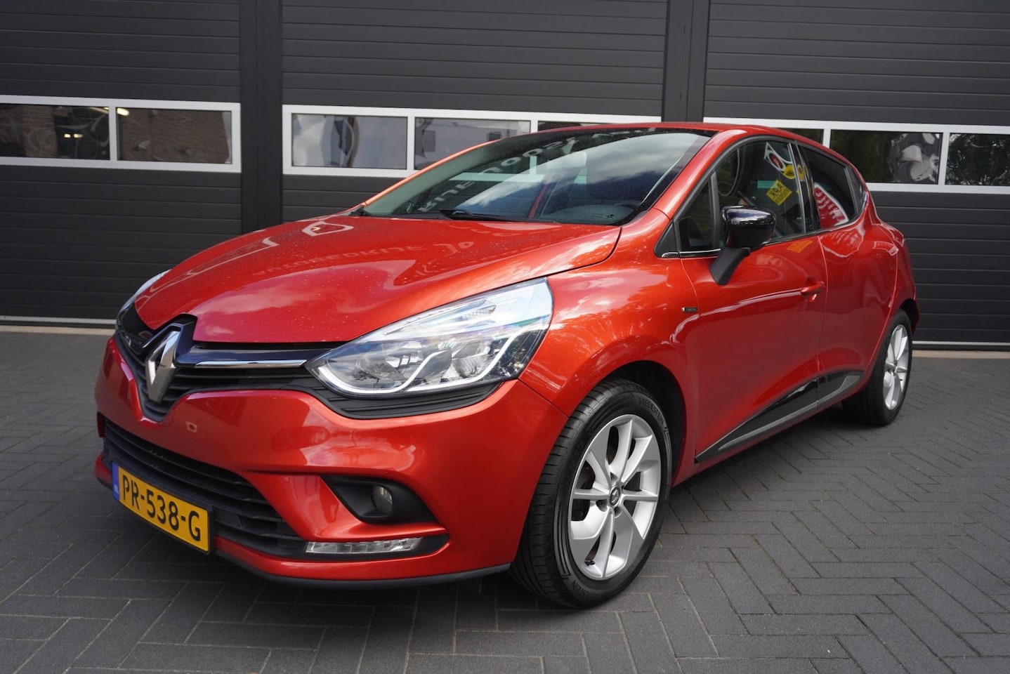 Renault Clio - 0.9 TCe Limited Airco/CC/Navi/Camera/Trekhaak - AutoWereld.nl