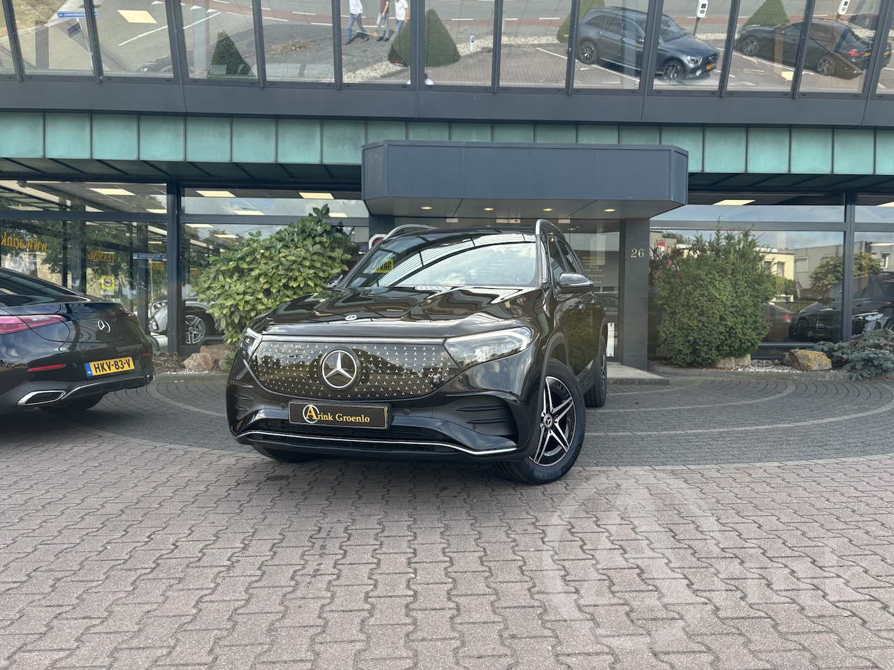 Mercedes-Benz EQB - 250+ AMG Line 7p. 71 kWh Panoramadak, Trekhaak, Keyless-Entry - AutoWereld.nl