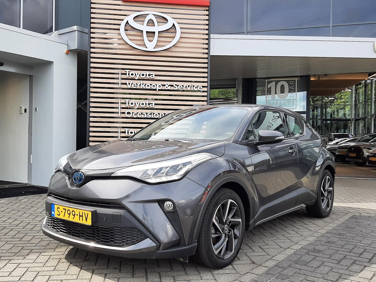 Toyota C-HR - 2.0 HYBRID 184PK DYNAMIC NAVI KEYLESS CAMERA PARK-SENSOREN APPLE/ANDROID 18"LM-VELGEN NL-A - AutoWereld.nl