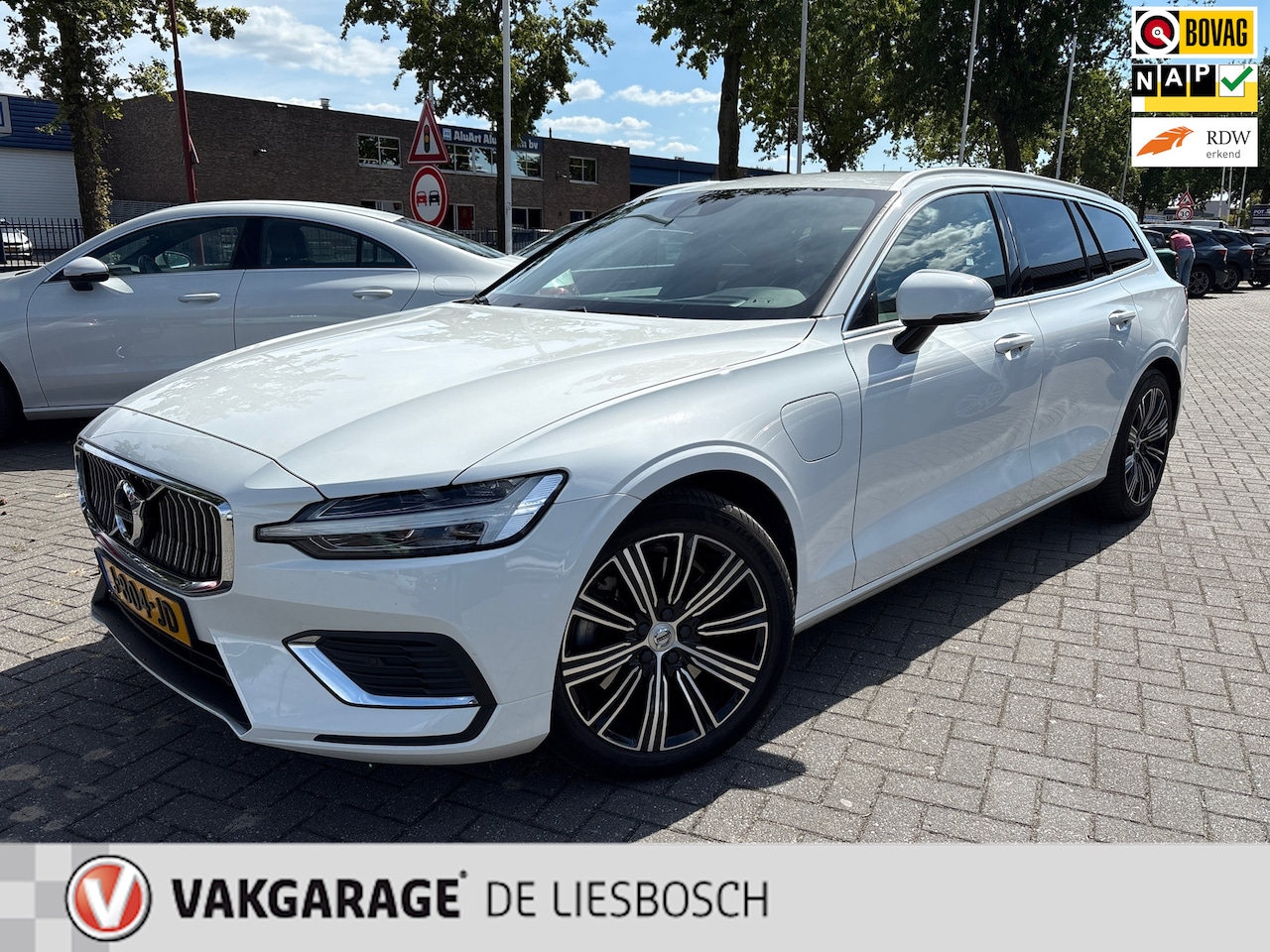 Volvo V60 - 2.0 T6 Recharge AWD Business Pro/leer/trekhaak/camera/navi/orig ned - AutoWereld.nl